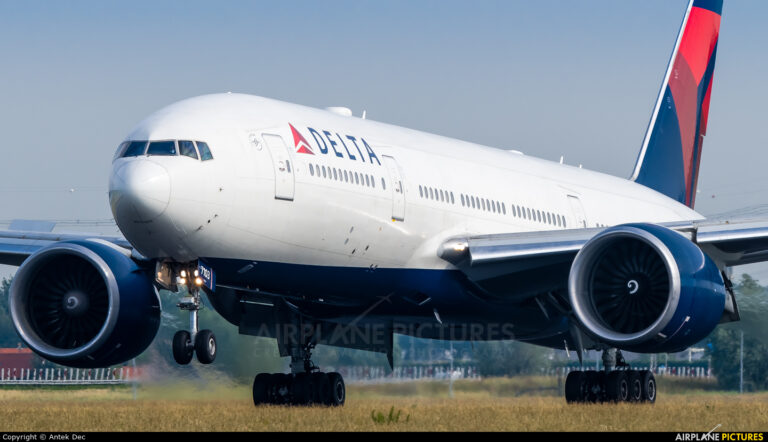 Delta brutally subtweets rival airlines like American and United for not blocking middle seats during a pandemic