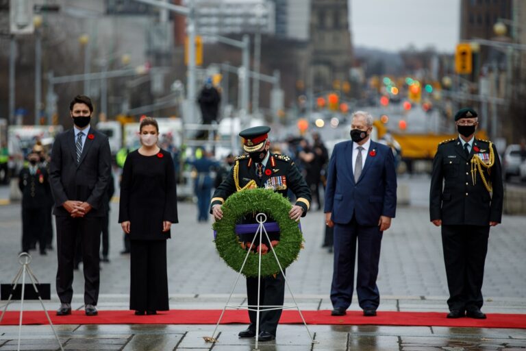 Remembrance Day 2020: Justin Trudeau, wife Sophie Grégoire Trudeau lay wreath at National War Memorial