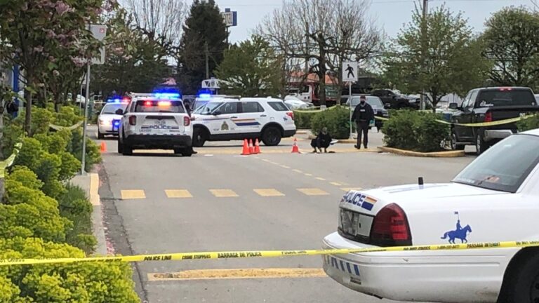 Man hospitalized after shooting at busy mall in Metro Vancouver