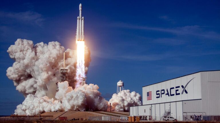 SpaceX finally nails the landing of the rocket that will take humans to the moon