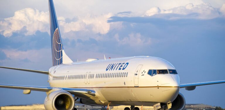 United Airlines offers pilots triple pay to ease omicron flight disruptions