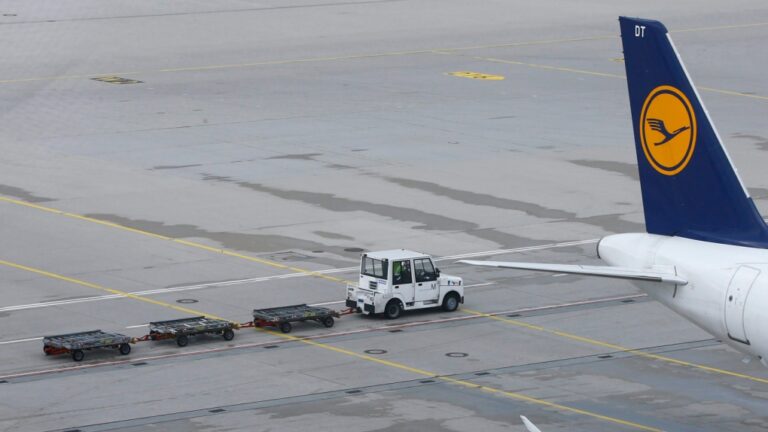 Cop couple overpower rowdy passenger on flight to Canada