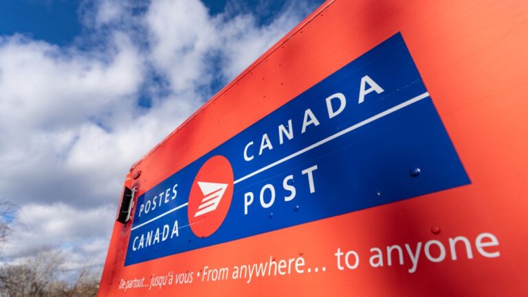 Pressure rises on federal government to intervene in Canada Post strike