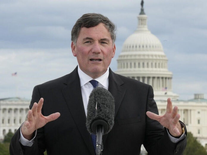 Dominic LeBlanc, the minister responsible for Canada-U.S. trade, speaks with reporters at the Canadian embassy in Washington, D.C., Tuesday, Oct. 7, 2025. © Adrian Wyld