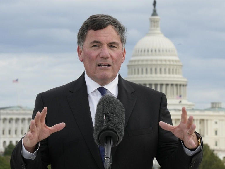 Dominic LeBlanc, the minister responsible for Canada-U.S. trade, speaks with reporters at the Canadian embassy in Washington, D.C., Tuesday, Oct. 7, 2025. © Adrian Wyld
