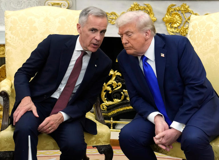 FILE PHOTO: U.S. President Donald Trump meets with Canada's Prime Minister Mark Carney in the Oval Office at the White House in Washington, D.C., U.S., October 7, 2025. REUTERS/Evelyn Hockstein/File Photo © Thomson Reuters