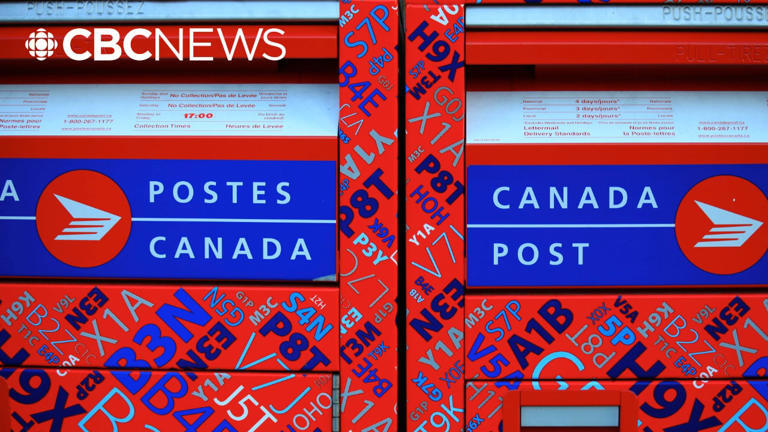 Canada Post paints bleak financial picture, hints at big job cuts