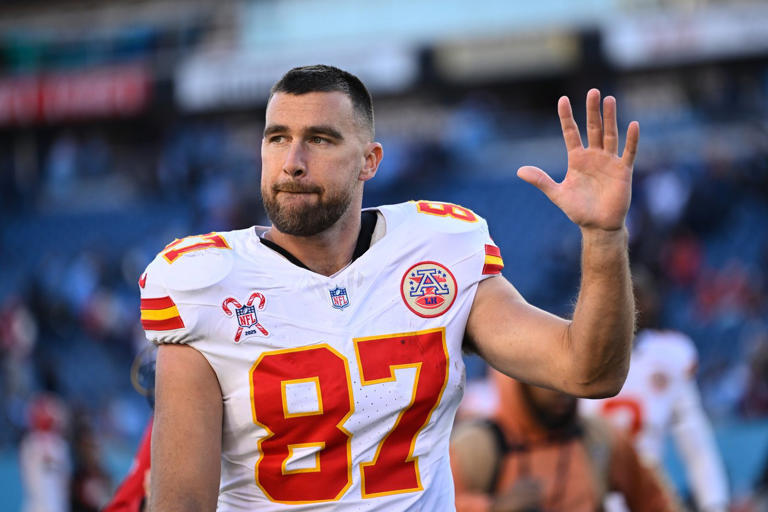 Kansas City Chiefs tight end Travis Kelce waves to fans as he walks off the field after an NFL football game against the Tennessee Titans, Sunday, Dec. 21, 2025, in Nashville, Tenn. (AP Photo/John Amis)
© The Associated Press